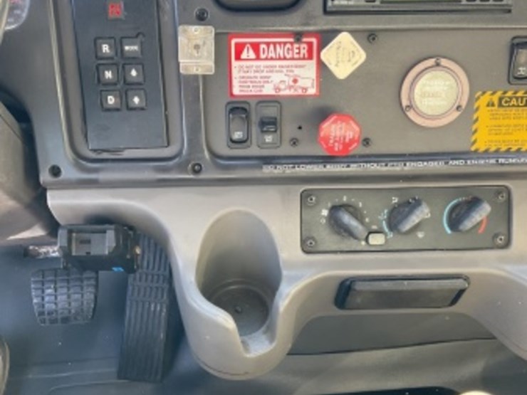 2005-freightliner-m2-dump-truck-image-24