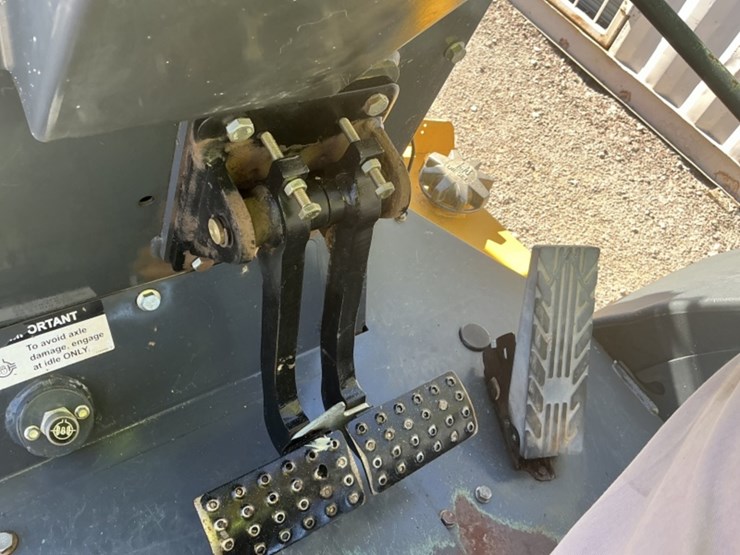 2015-deere-210l-image-32