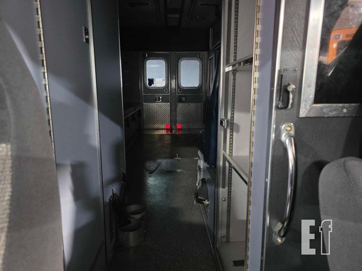 1996-ford-e350-image-18