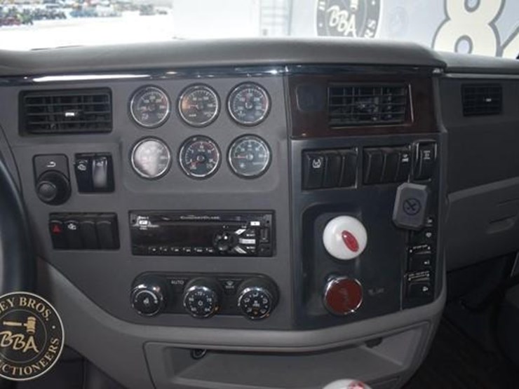 2015-peterbilt-579-image-40
