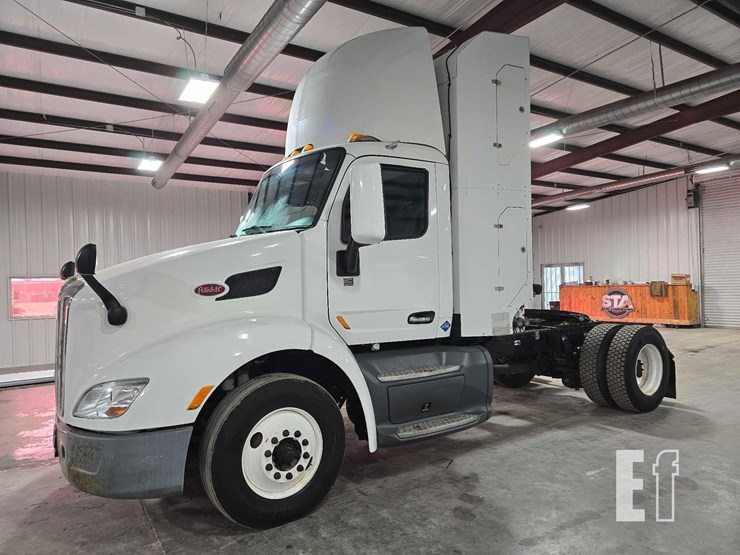 2017-peterbilt-579-image-1