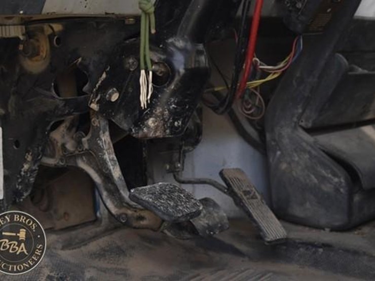 2000-freightliner-fl70-image-32