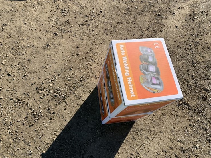 (2)-unused-auto-darkening-welding-helmets.-image-3