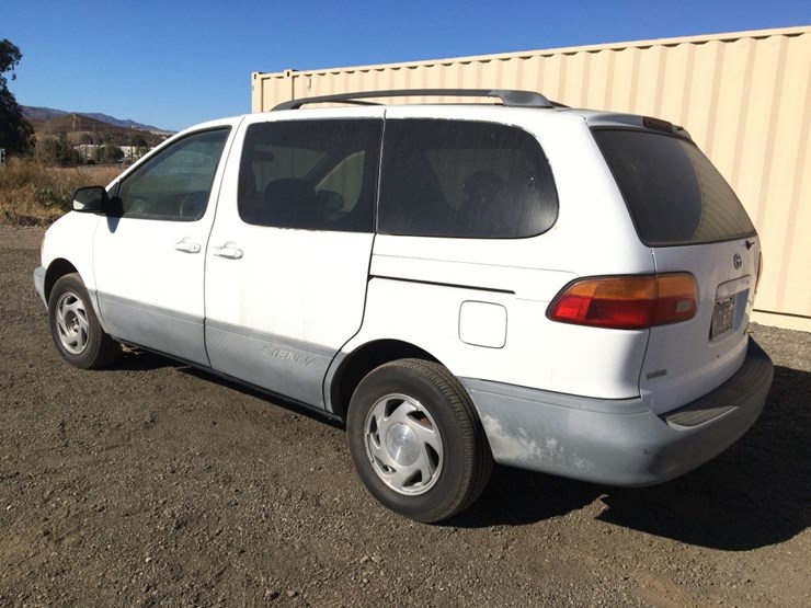2000-toyota-sienna-le-image-4