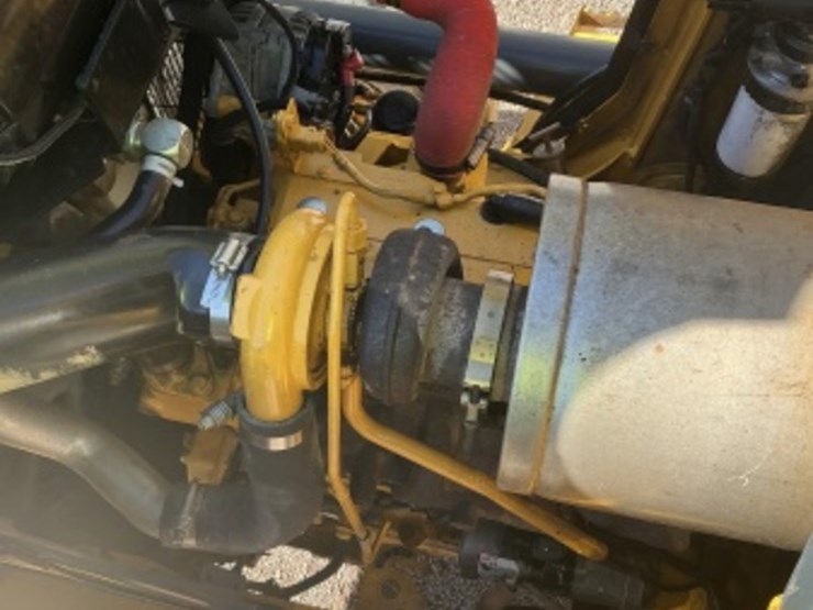 2015-deere-210l-image-25