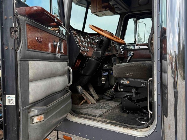1998-peterbilt-379-image-28