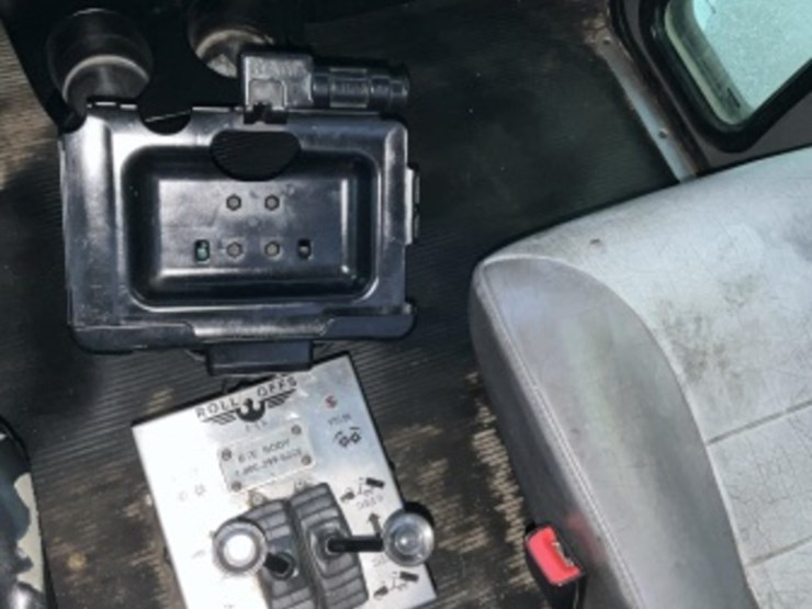 2015-peterbilt-pb348-rolloff-truck-image-28