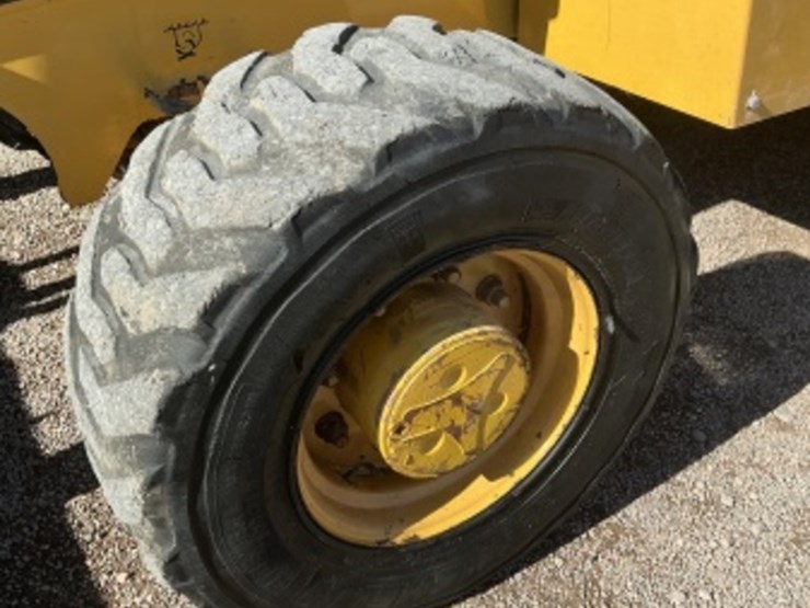 2015-deere-210l-image-22