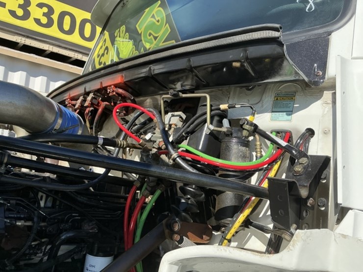 1999-freightliner-fl80-image-17