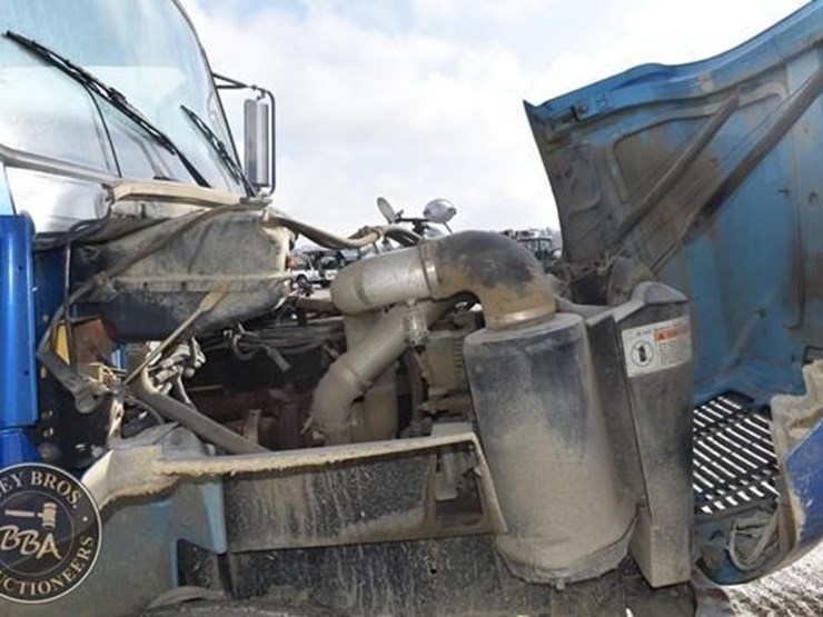 2000-freightliner-fl70-image-34