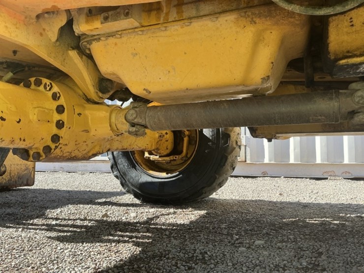 2015-deere-210l-image-36