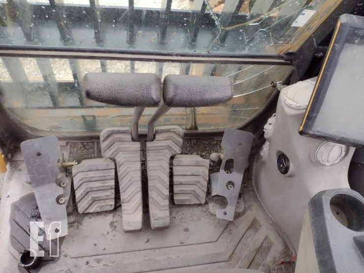 2015-volvo-ec220e-lr-image-12