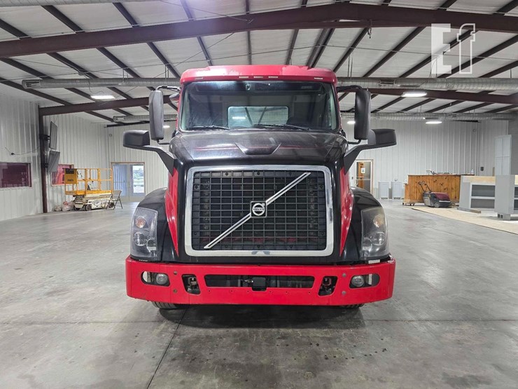 2017-volvo-vnl42300-image-7