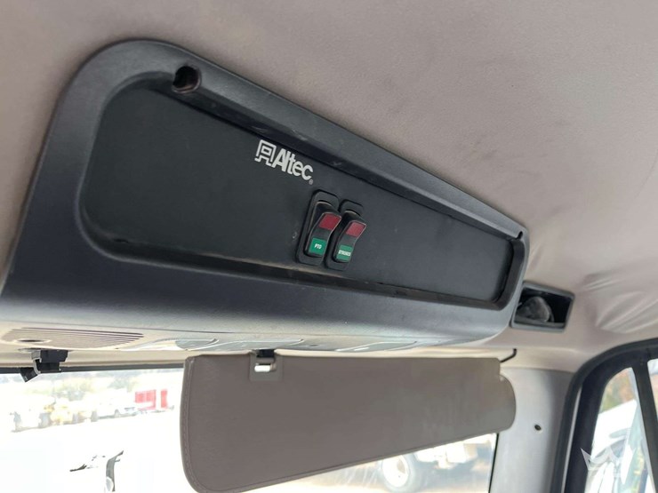 2020-freightliner-m2-106-image-13