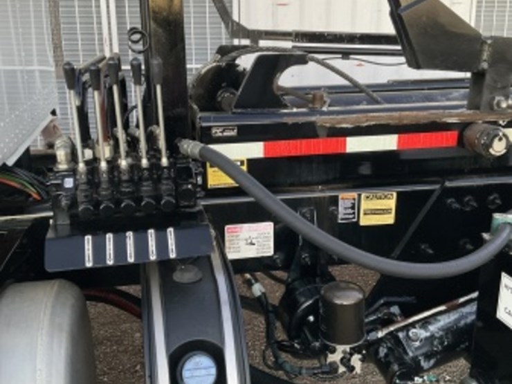 2015-peterbilt-pb348-rolloff-truck-image-12