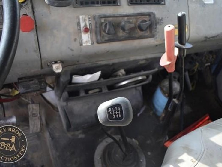 2000-freightliner-fl70-image-29