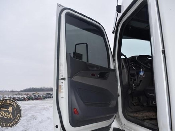 2015-peterbilt-579-image-34