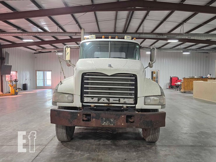 2012-mack-granite-gu713-image-7