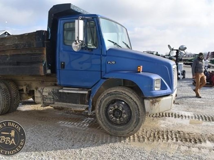 2000-freightliner-fl70-image-9