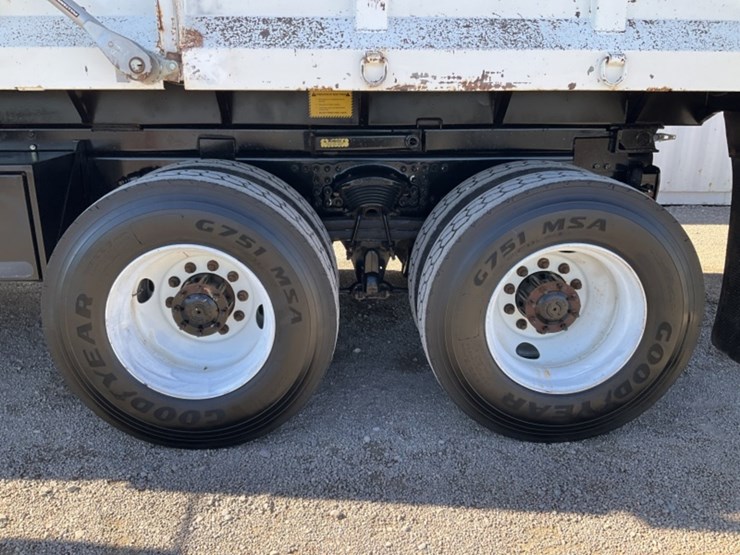 2005-freightliner-m2-dump-truck-image-7