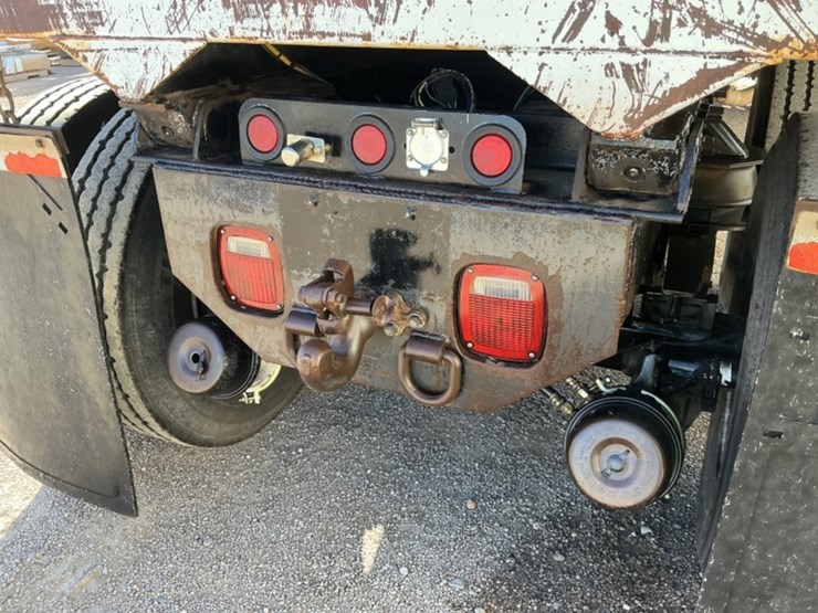 1999-freightliner-fl80-image-10