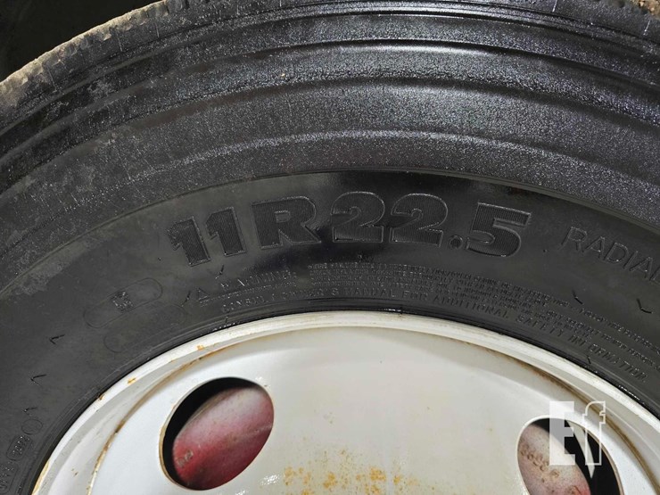 2017-volvo-vnl42300-image-21