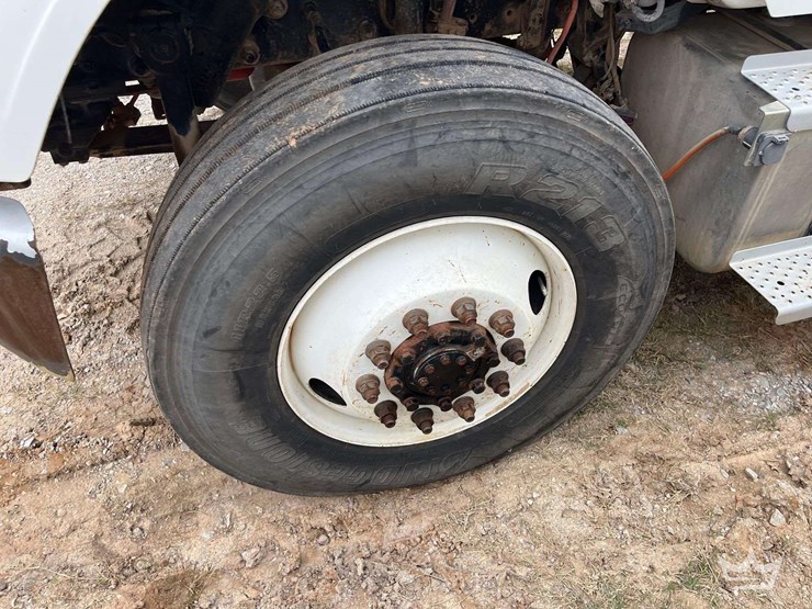 2018-freightliner-m2-106-image-34