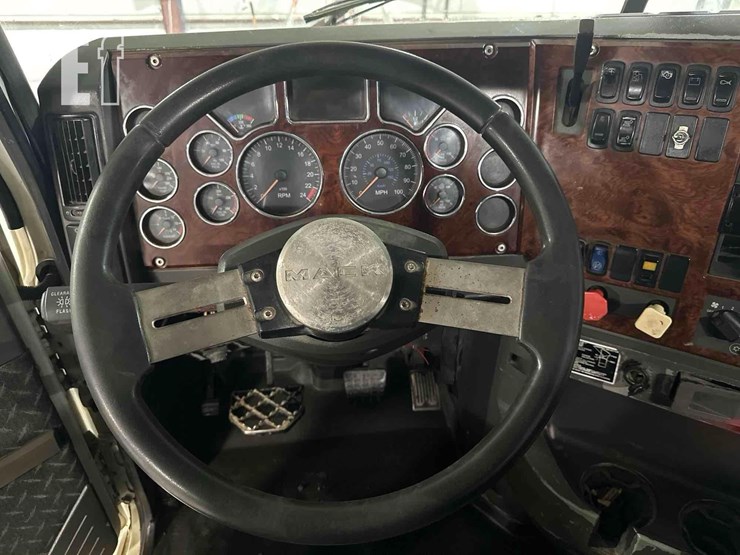 2009-mack-granite-gu713-image-16