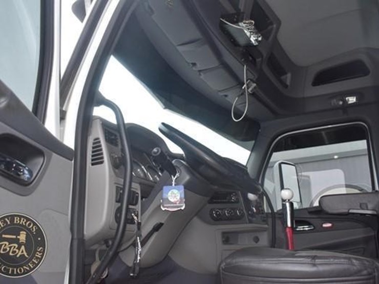 2015-peterbilt-579-image-32