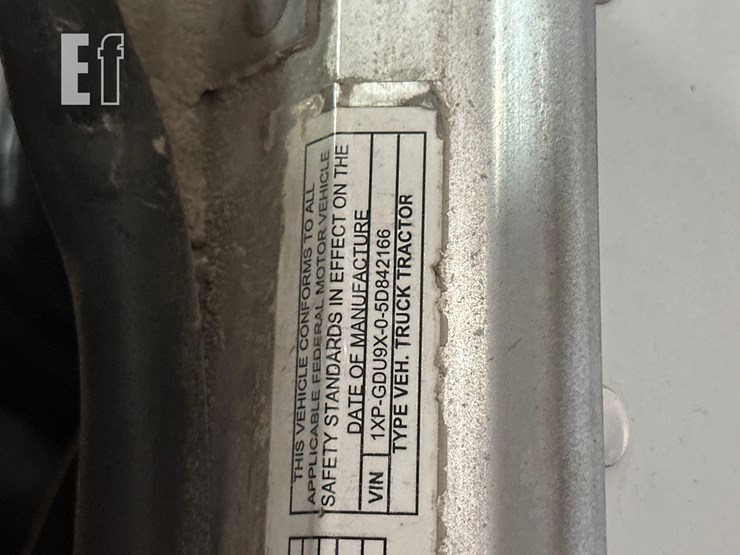 2005-peterbilt-385-image-28