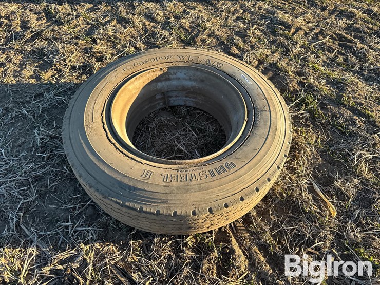 10r22.5-tire-&-rim-image-6