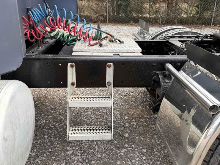 1998-peterbilt-379-image-9