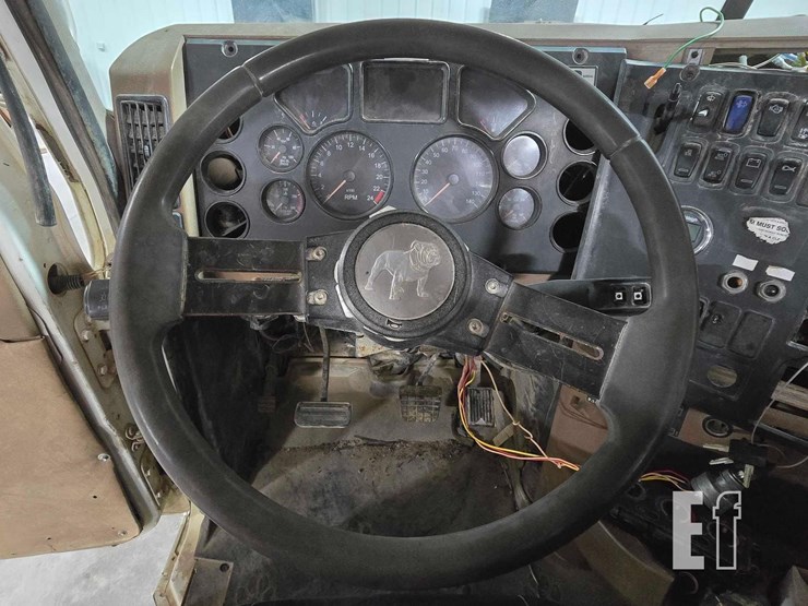 2012-mack-granite-gu713-image-10