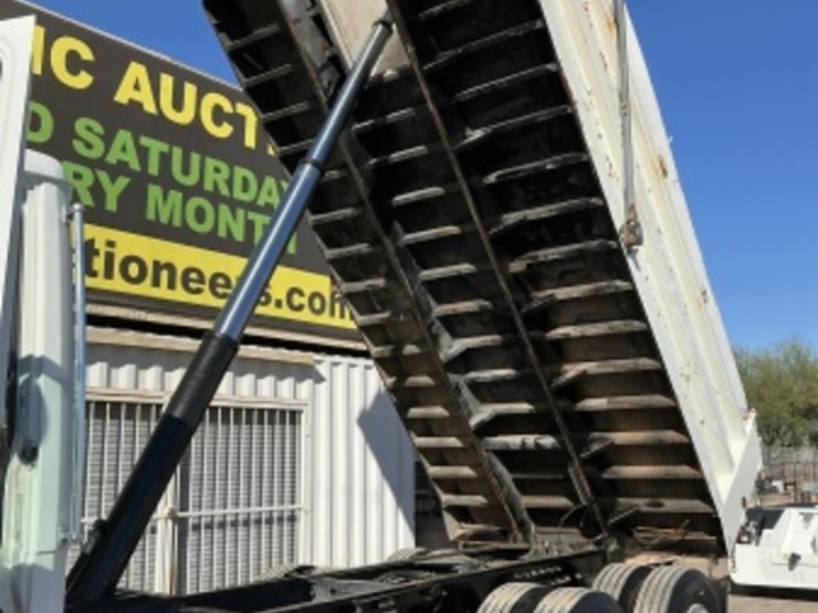 1999-freightliner-fl80-image-32