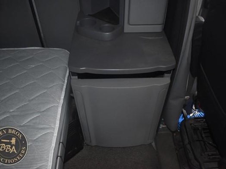 2015-peterbilt-579-image-50