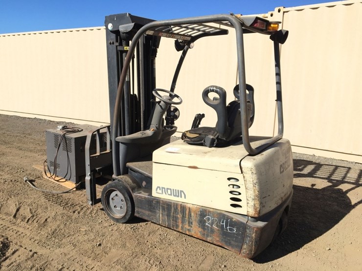 crown-sc4040-40-3-wheel-industrial-forklift,-image-4