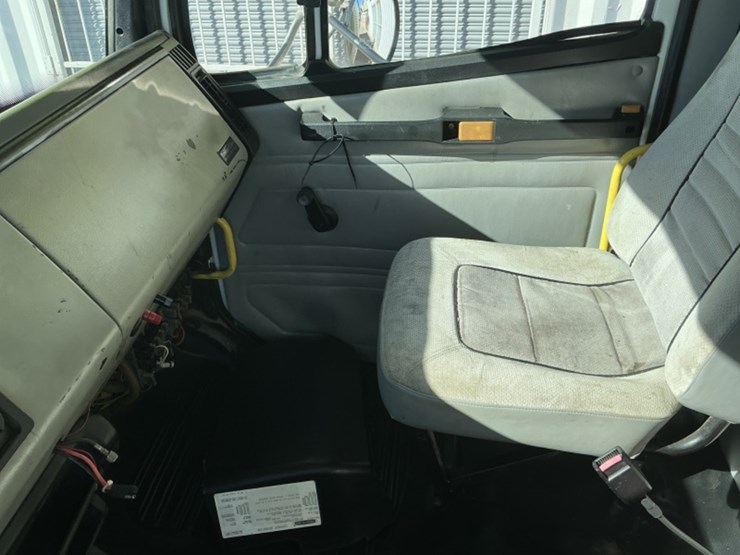 1999-freightliner-fl80-image-28