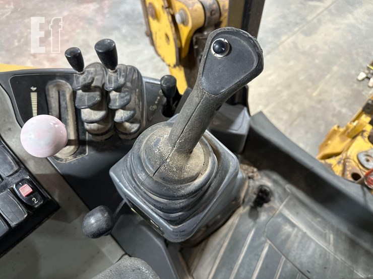 2016-caterpillar-415f2-image-31