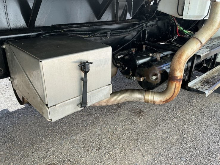 1999-freightliner-fl80-image-14