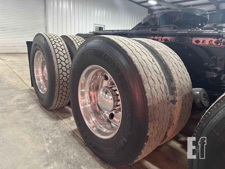 2012-mack-granite-gu813-image-19