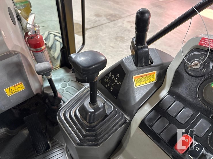 2017-caterpillar-415f2-image-28