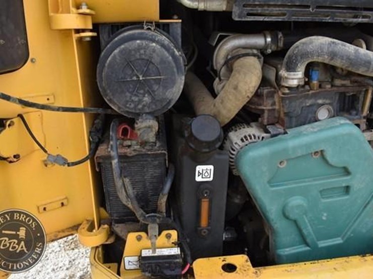 2011-volvo-mc115c-image-12