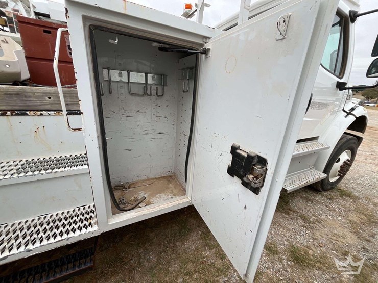 2018-freightliner-m2-106-image-24