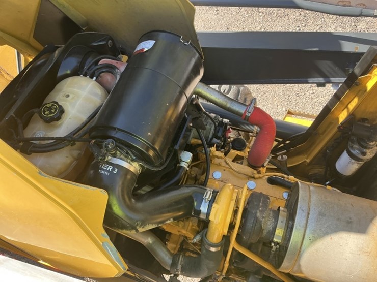 2015-deere-210l-image-24