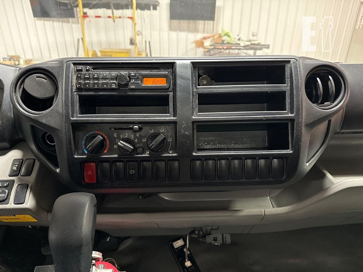 2015-hino-195-image-14