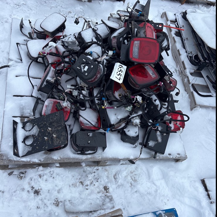 #6557 • E1. A pallet of miscellaneous tail lights