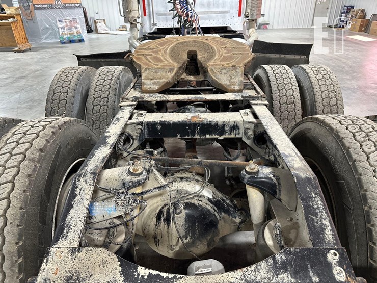 2005-peterbilt-385-image-17