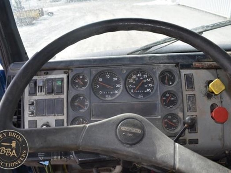 2000-freightliner-fl70-image-27