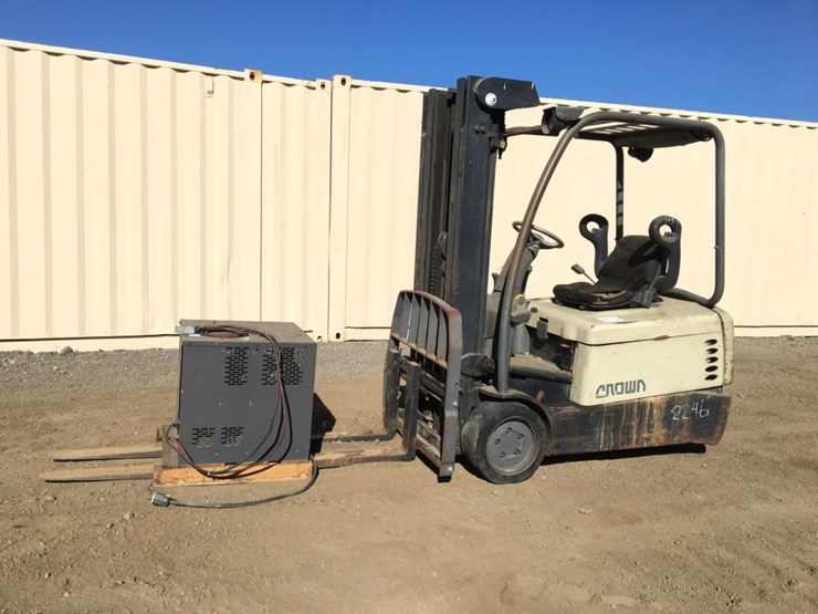 crown-sc4040-40-3-wheel-industrial-forklift,-image-1