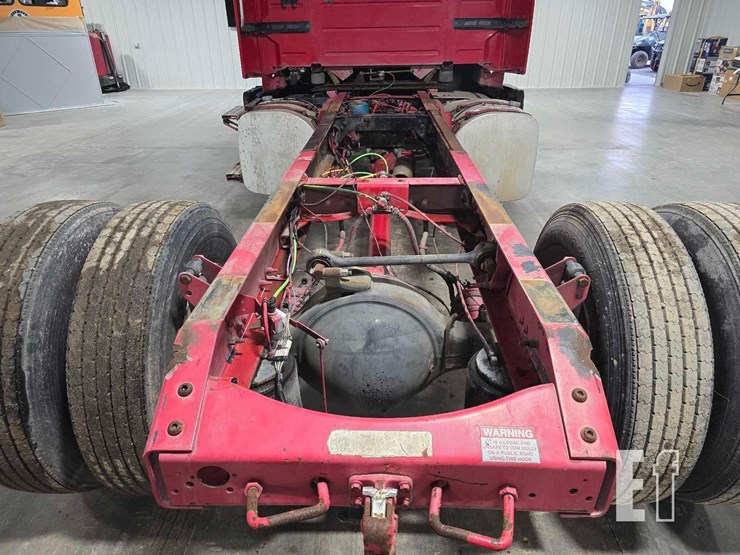 2017-volvo-vnl42300-image-16